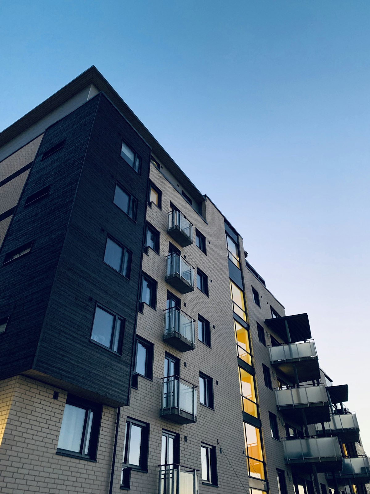 Multifamily apartment building in Houston representing DSCR loan financing for investment properties